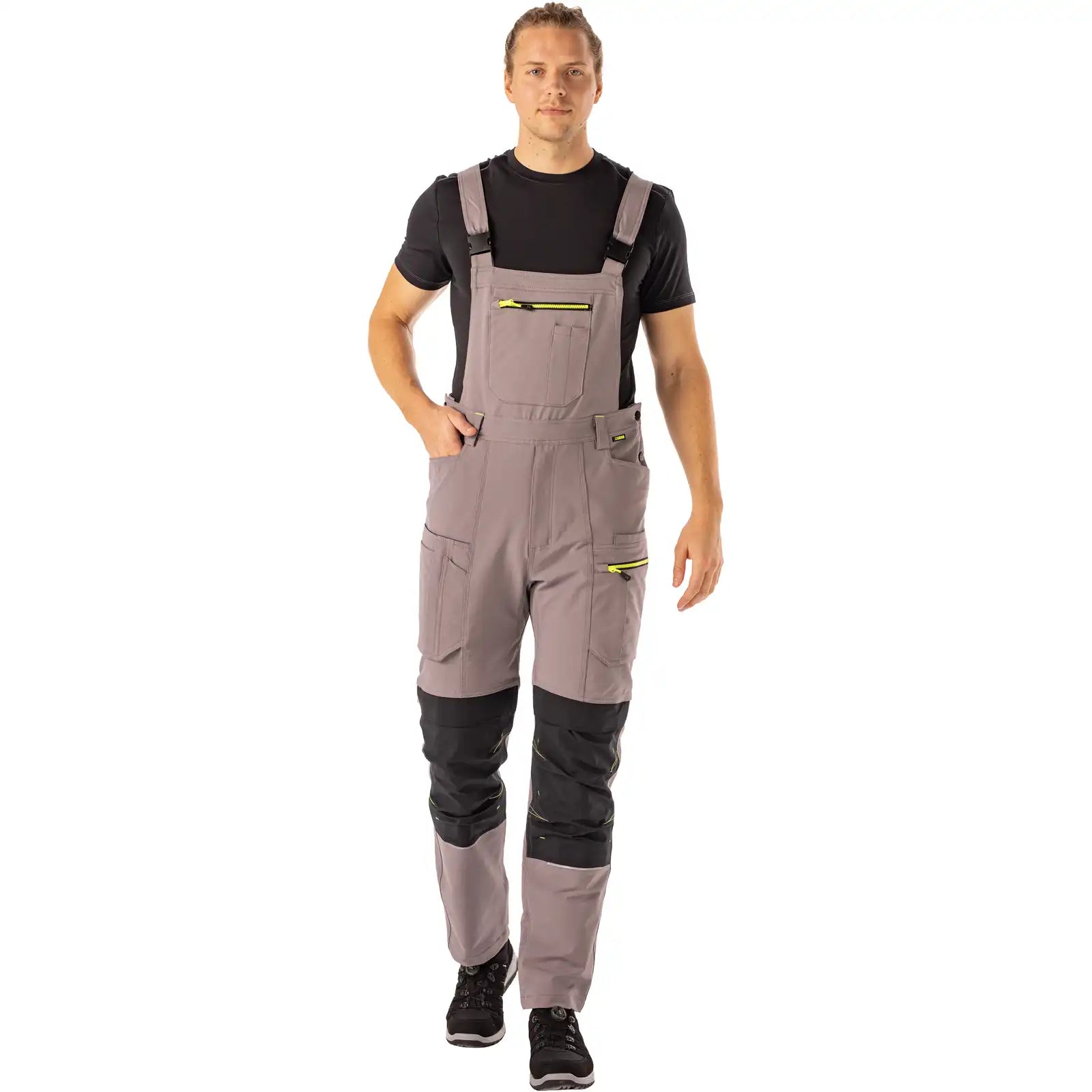 Planam rECOline Latzhose zink/schwarz      102 zink/schwarz - Produktbild mit Model