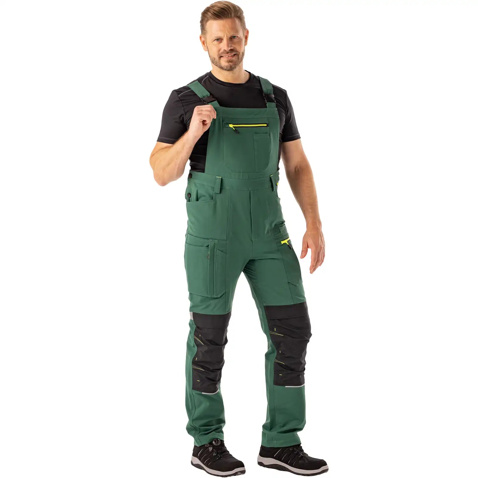 Planam rECOline Latzhose grün/schwarz      102 grün/schwarz - Produktbild mit Model