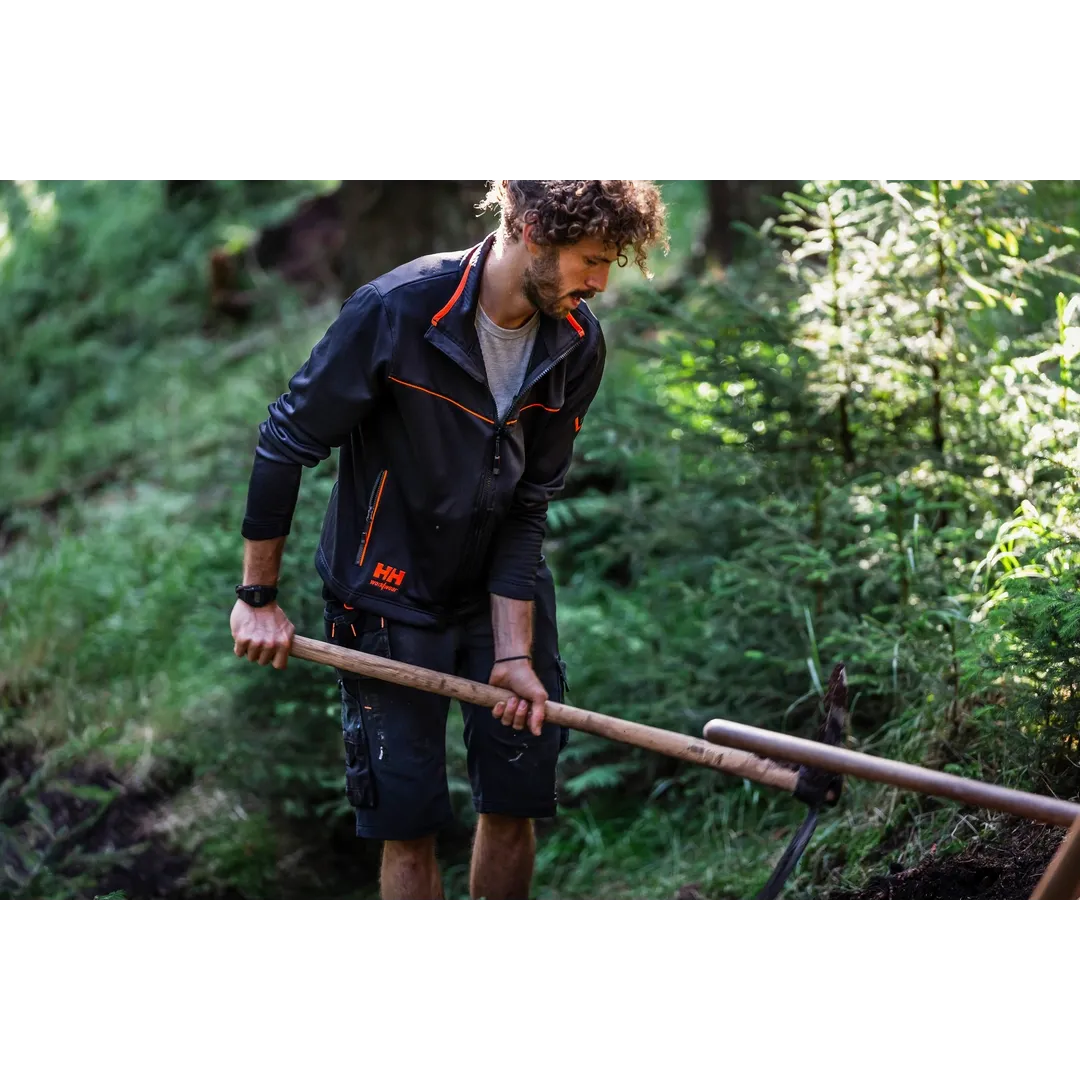 Helly Hansen Work Wear - Oberhof_HH_Matthias_Schwarz_Schneestern-1163 - Summer 2021-Action-Tradesman