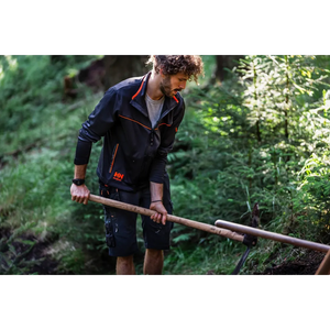 Helly Hansen Work Wear - Oberhof_HH_Matthias_Schwarz_Schneestern-1163 - Summer 2021-Action-Tradesman