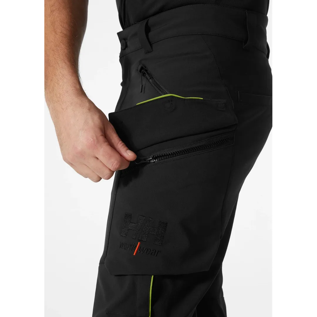 Helly Hansen Work Wear - 77564_990_feature3 - Onbody-W23-Winter 2023-FW23-Magni-Tradesmen