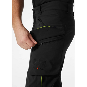 Helly Hansen Work Wear - 77564_990_feature3 - Onbody-W23-Winter 2023-FW23-Magni-Tradesmen