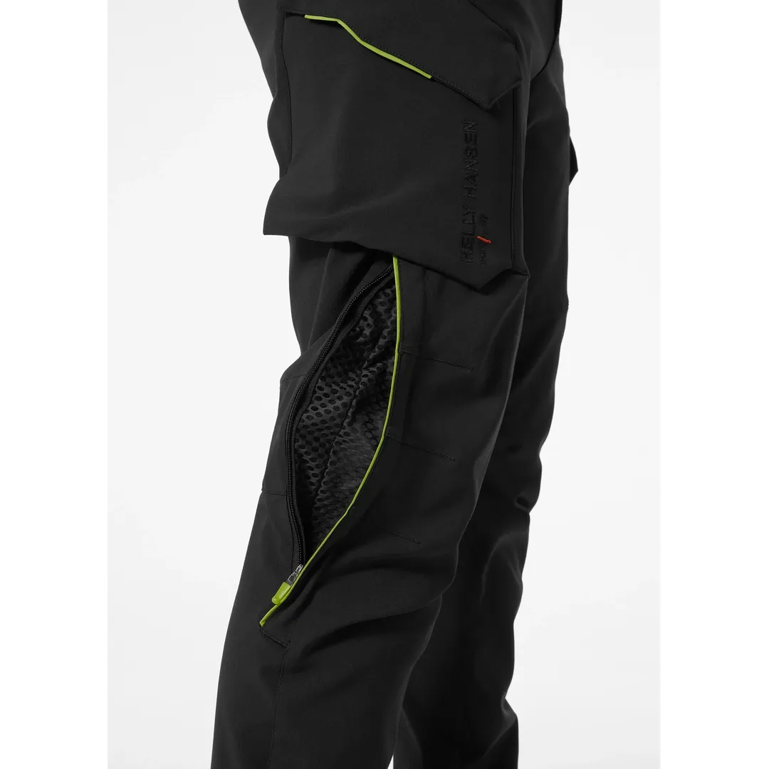 Helly Hansen Work Wear - 77564_990_feature2 - Onbody-W23-Winter 2023-FW23-Magni-Tradesmen