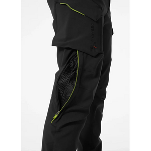 Helly Hansen Work Wear - 77564_990_feature2 - Onbody-W23-Winter 2023-FW23-Magni-Tradesmen