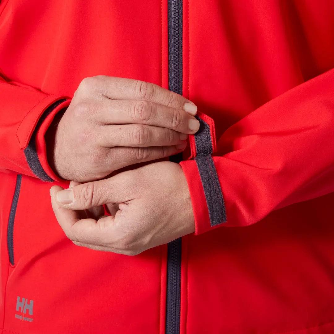 Helly Hansen Work Wear - 74085_229_feature2 - Onbody-W25-Winter 2025-FW25-Trades-Manchester