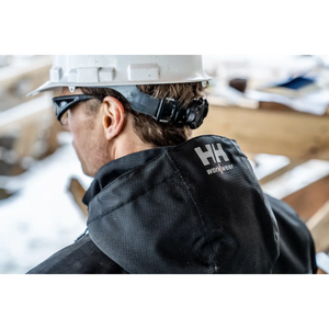 Helly Hansen Work Wear - Overbeck_Workwear-013 - Winter 2021-Action-Tradesmen
