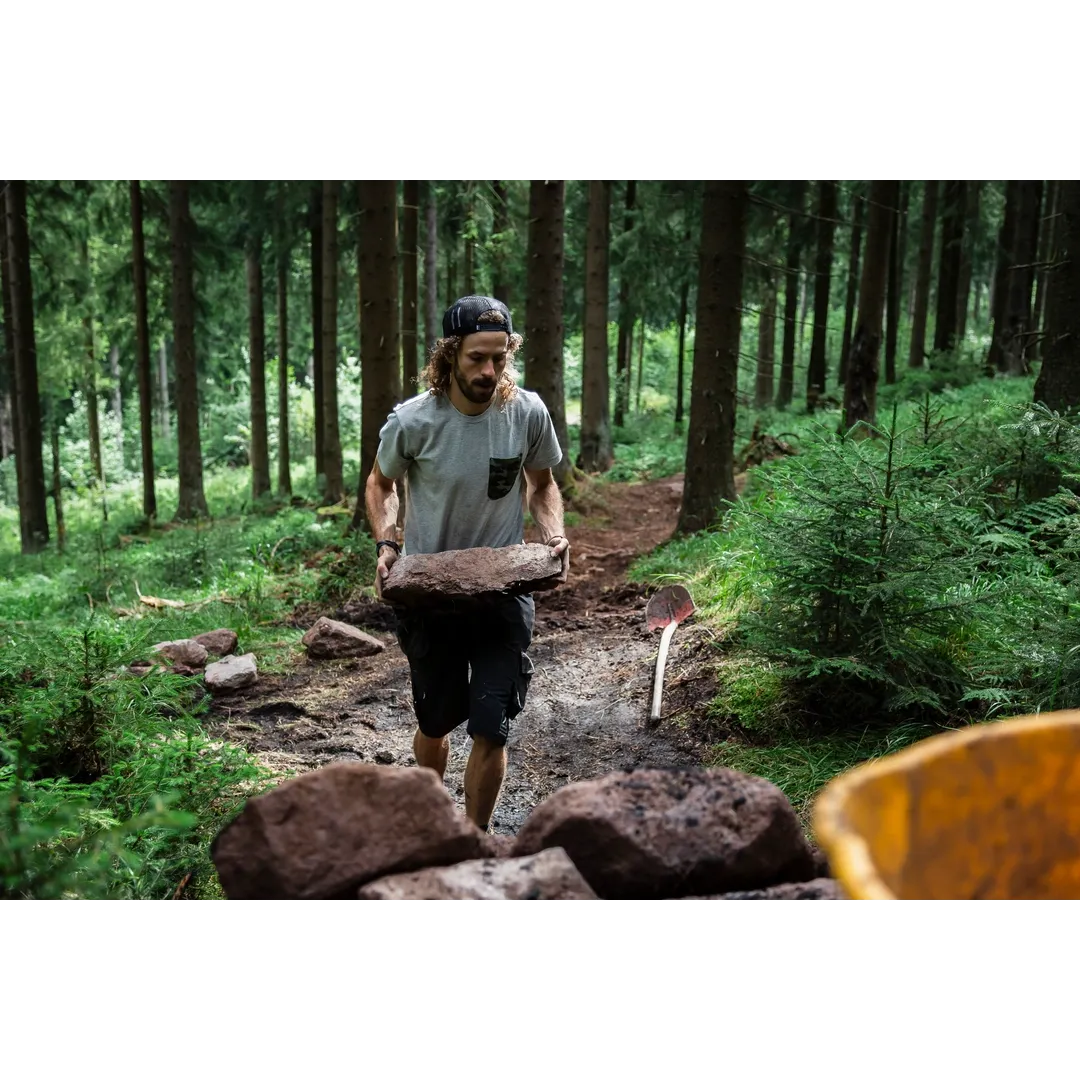 Helly Hansen Work Wear - Oberhof_HH_Matthias_Schwarz_Schneestern-1289 - Summer 2021-Action-Tradesman