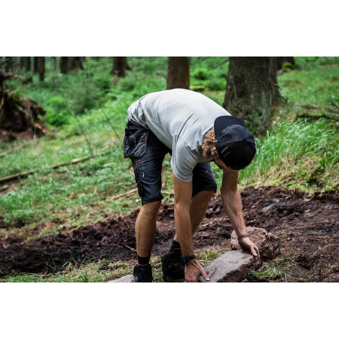 Helly Hansen Work Wear - Oberhof_HH_Matthias_Schwarz_Schneestern-1303 - Summer 2021-Action-Tradesman