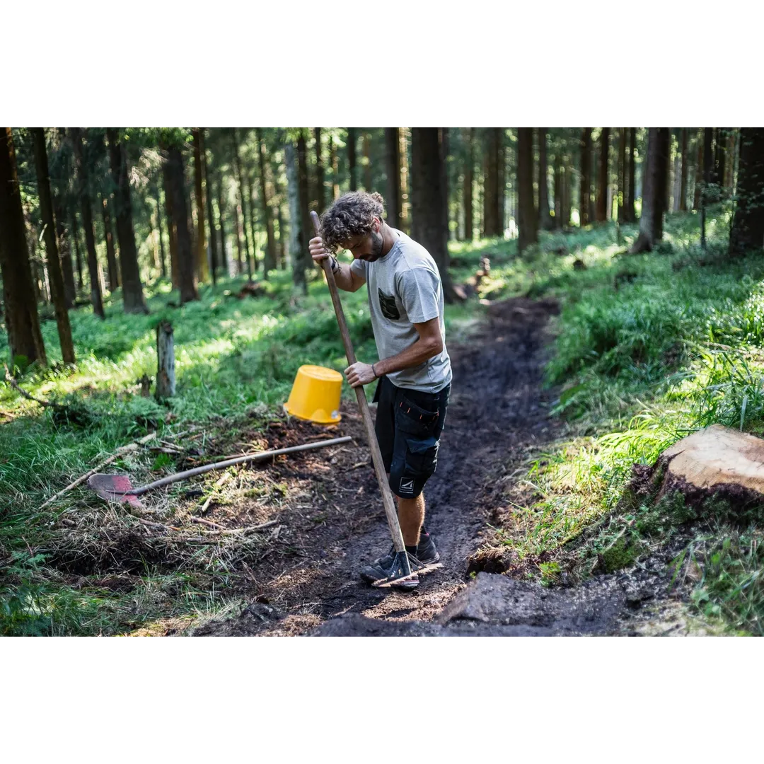 Helly Hansen Work Wear - Oberhof_HH_Matthias_Schwarz_Schneestern-1105 - Summer 2021-Action-Tradesman
