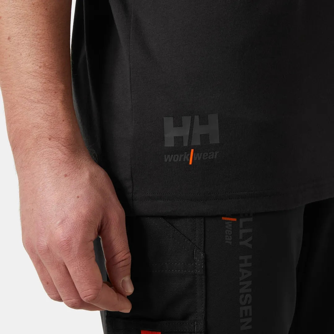 Helly Hansen Work Wear - 79198_990_feature1 - Onbody-W25-Winter 2025-FW25-Fundementals-Chelsea Evo