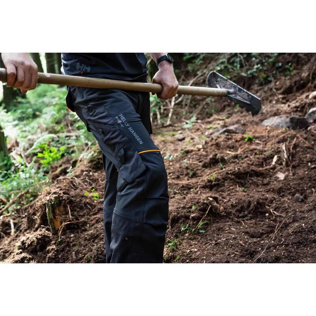 Helly Hansen Work Wear - Oberhof_HH_Matthias_Schwarz_Schneestern-1333 - Summer 2021-Action-Tradesman