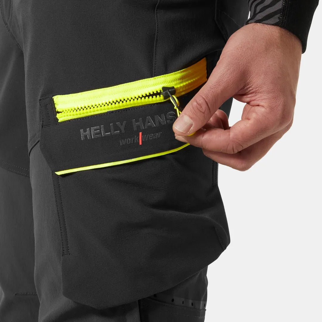 Helly Hansen Work Wear - 77501_369_feature3 - Onbody-W25-Winter 2025-FW25-ICU-Hivis