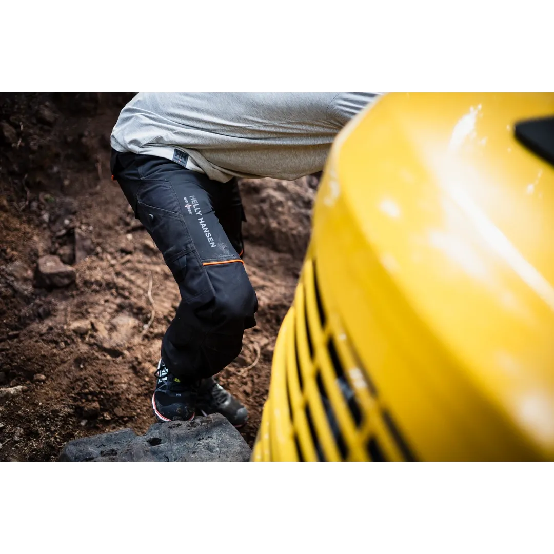 Helly Hansen Work Wear - Oberhof_HH_Matthias_Schwarz_Schneestern-1791 - Summer 2021-Action-Tradesman