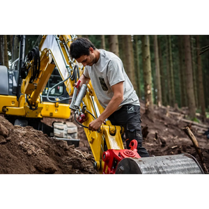 Helly Hansen Work Wear - Oberhof_HH_Matthias_Schwarz_Schneestern-1761 - Summer 2021-Action-Tradesman