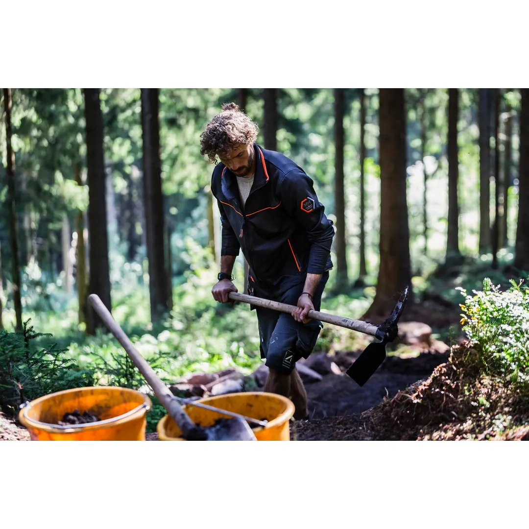 Helly Hansen Work Wear - Oberhof_HH_Matthias_Schwarz_Schneestern-1169 - Summer 2021-Action-Tradesman