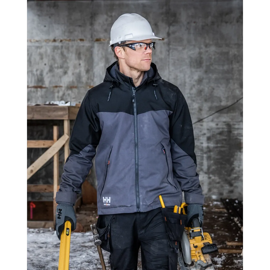 Helly Hansen Work Wear - Overbeck_Workwear-005 - Winter 2021-Action-Tradesmen