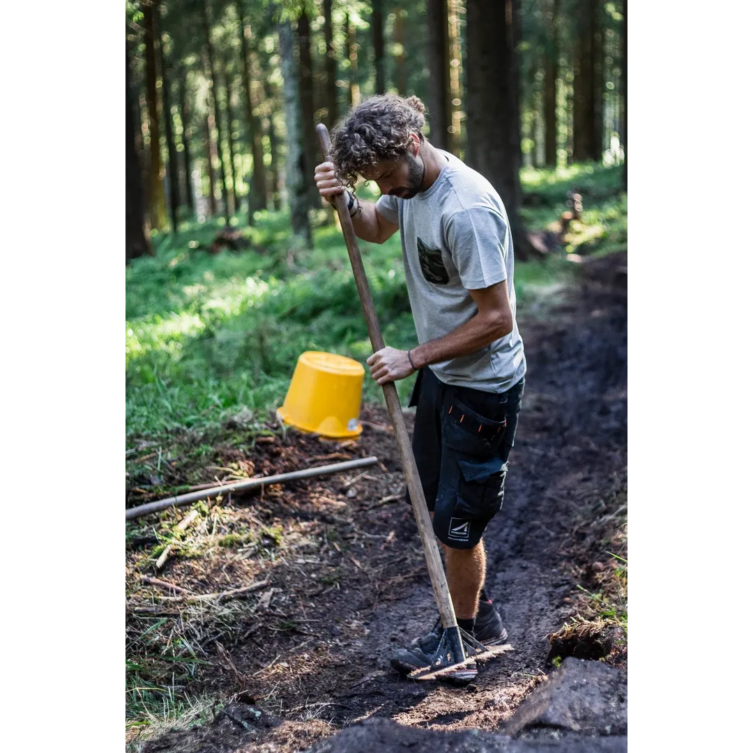 Helly Hansen Work Wear - Oberhof_HH_Matthias_Schwarz_Schneestern-1105-2 - Summer 2021-Action-Tradesman