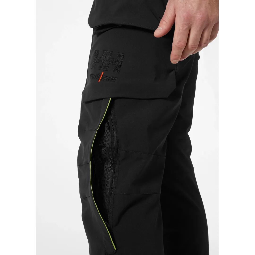 Helly Hansen Work Wear - 77563_990_feature3 - Onbody-W23-Winter 2023-FW23-Magni-Tradesmen