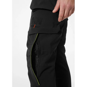 Helly Hansen Work Wear - 77563_990_feature3 - Onbody-W23-Winter 2023-FW23-Magni-Tradesmen