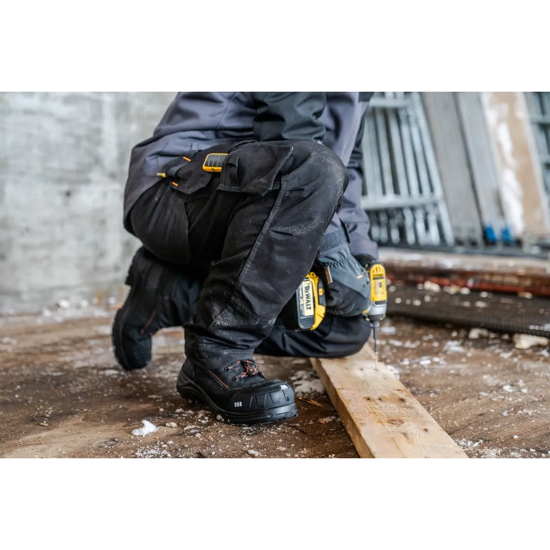 Helly Hansen Work Wear - Overbeck_Workwear-008 - Winter 2021-Action-Tradesmen