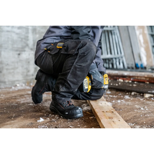 Helly Hansen Work Wear - Overbeck_Workwear-008 - Winter 2021-Action-Tradesmen