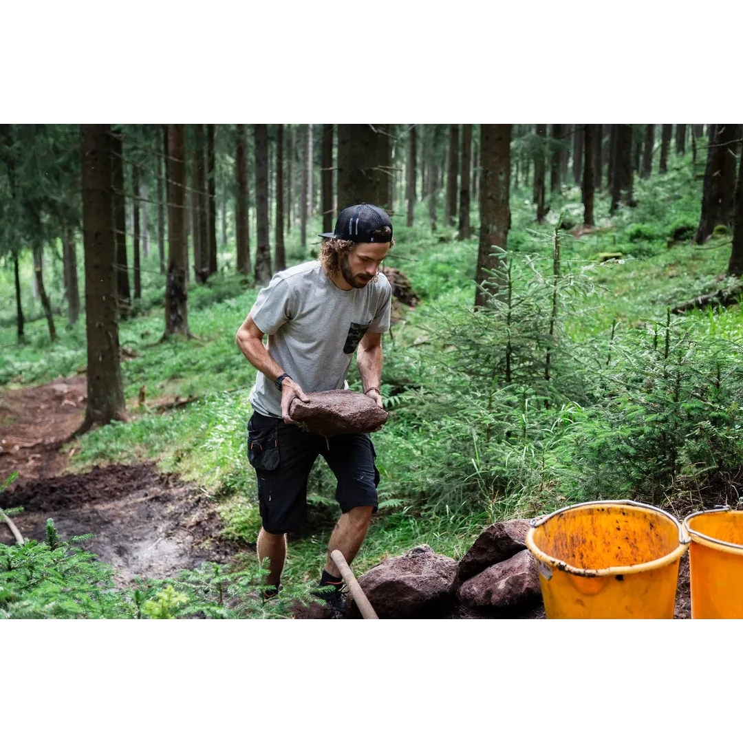 Helly Hansen Work Wear - Oberhof_HH_Matthias_Schwarz_Schneestern-1265 - Summer 2021-Action-Tradesman