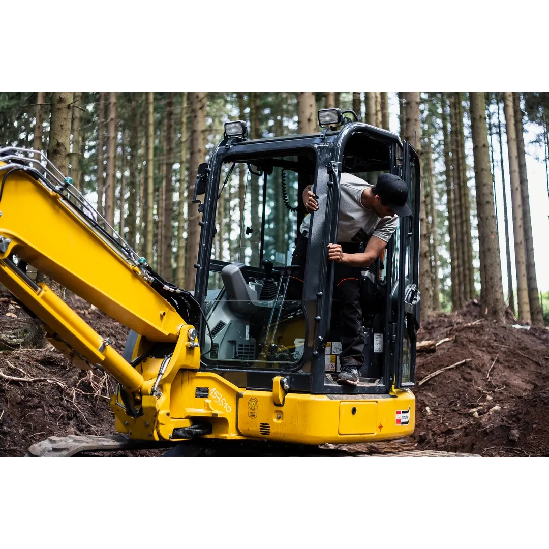 Helly Hansen Work Wear - Oberhof_HH_Matthias_Schwarz_Schneestern-1797 - Summer 2021-Action-Tradesman