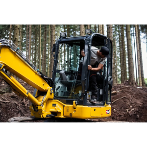 Helly Hansen Work Wear - Oberhof_HH_Matthias_Schwarz_Schneestern-1797 - Summer 2021-Action-Tradesman