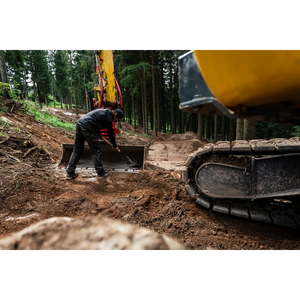 Helly Hansen Work Wear - Oberhof_HH_Matthias_Schwarz_Schneestern-1713 - Summer 2021-Action-Tradesman