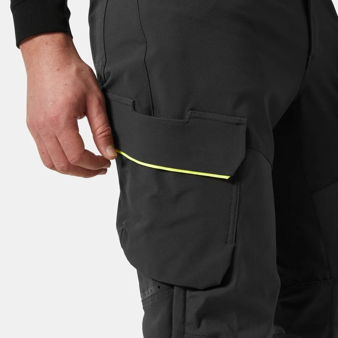 Helly Hansen Work Wear - 77501_369_feature1 - Onbody-W25-Winter 2025-FW25-ICU-Hivis