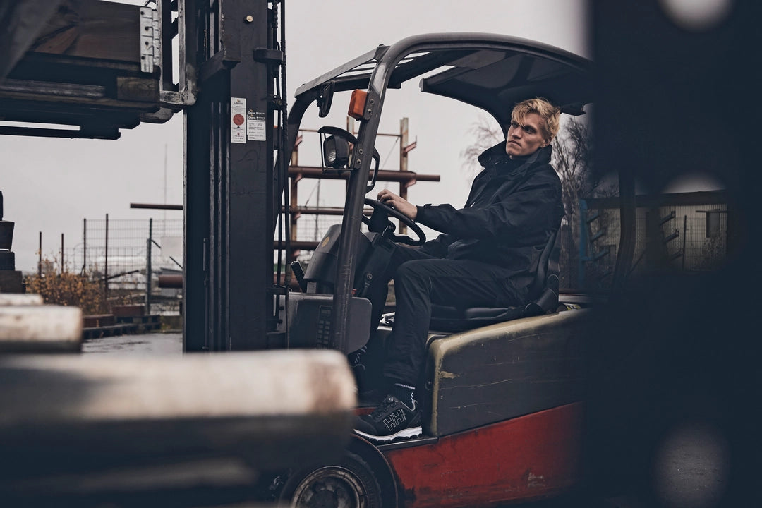 Helly Hansen Work Wear - Outdoor__1909 - Action-Tradesmen-Summer 2021