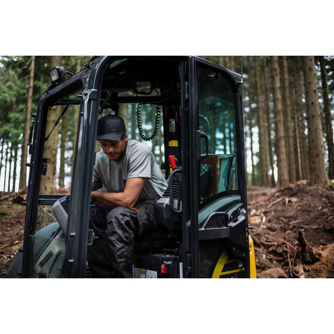 Helly Hansen Work Wear - Oberhof_HH_Matthias_Schwarz_Schneestern-1809 - Summer 2021-Action-Tradesman