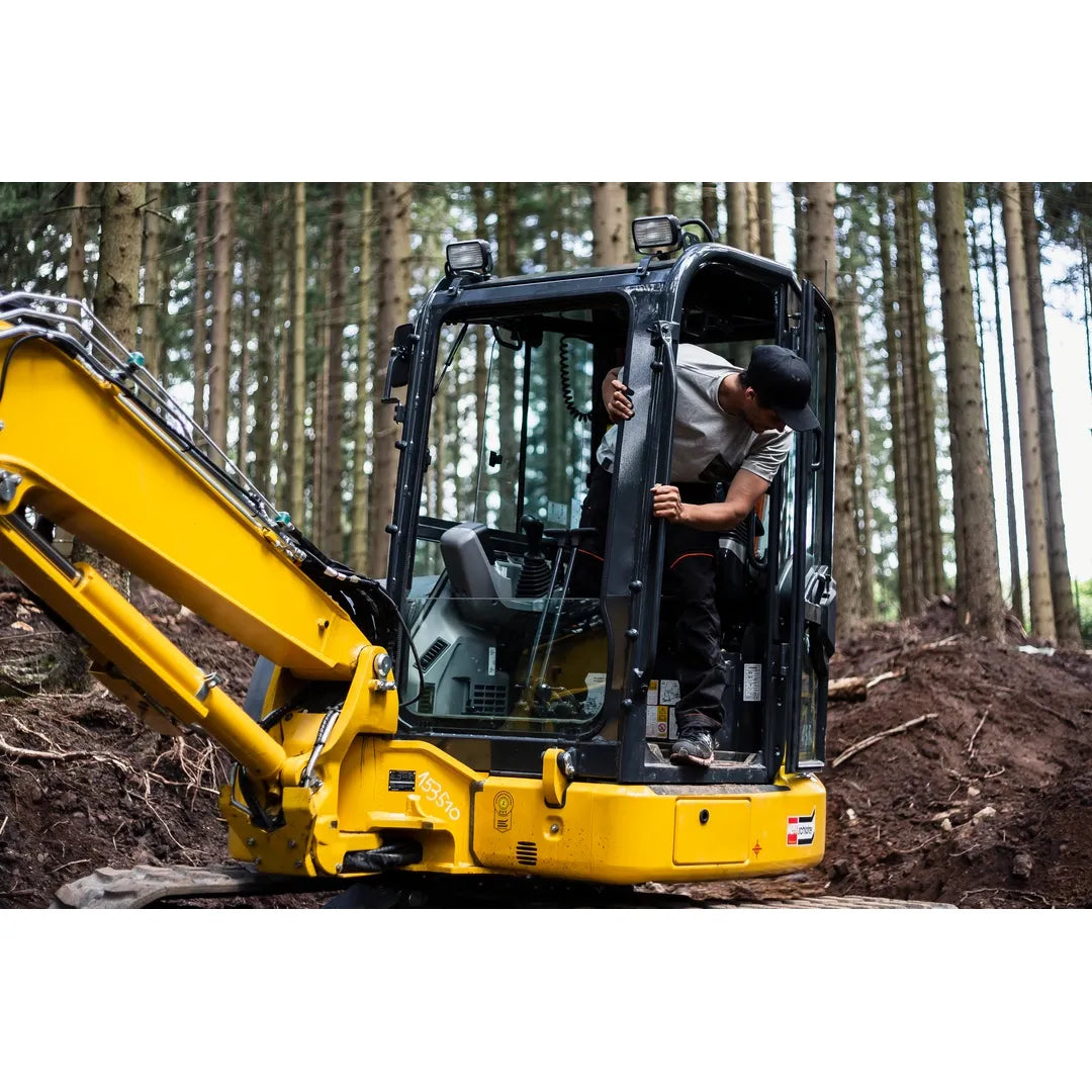 Helly Hansen Work Wear - Oberhof_HH_Matthias_Schwarz_Schneestern-1797 - Summer 2021-Action-Tradesman