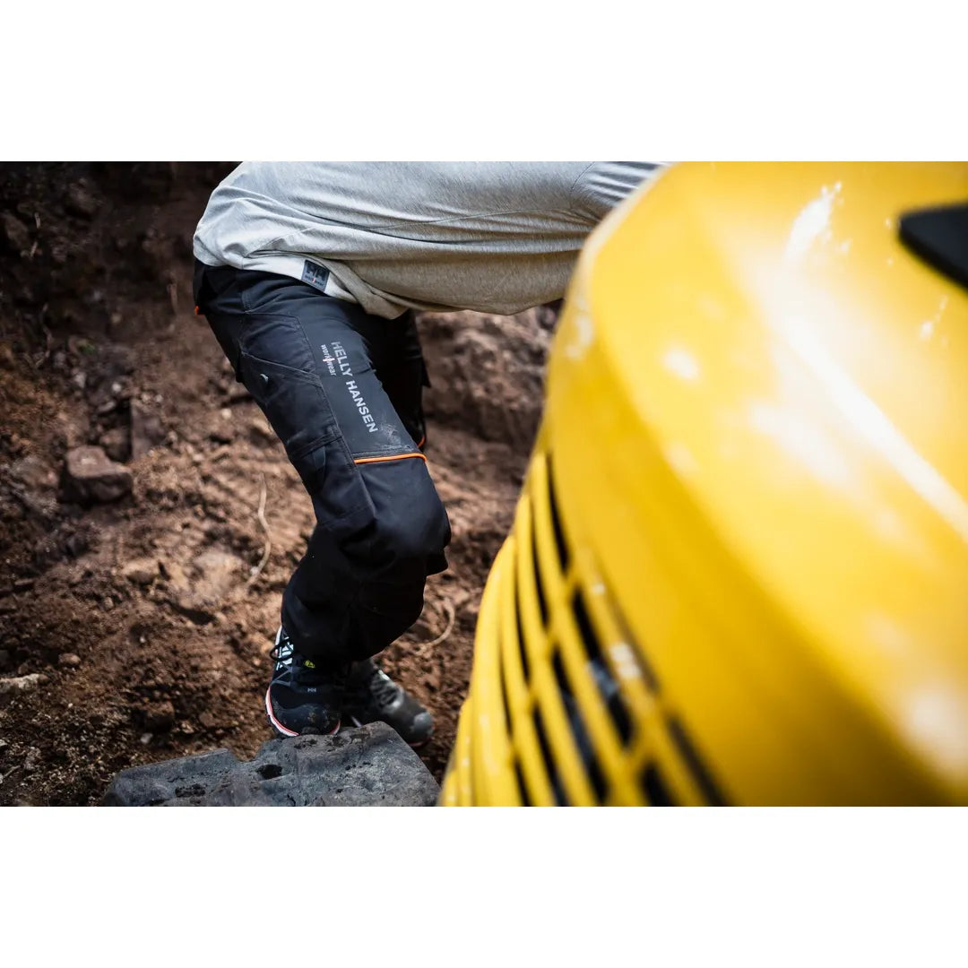 Helly Hansen Work Wear - Oberhof_HH_Matthias_Schwarz_Schneestern-1791 - Summer 2021-Action-Tradesman