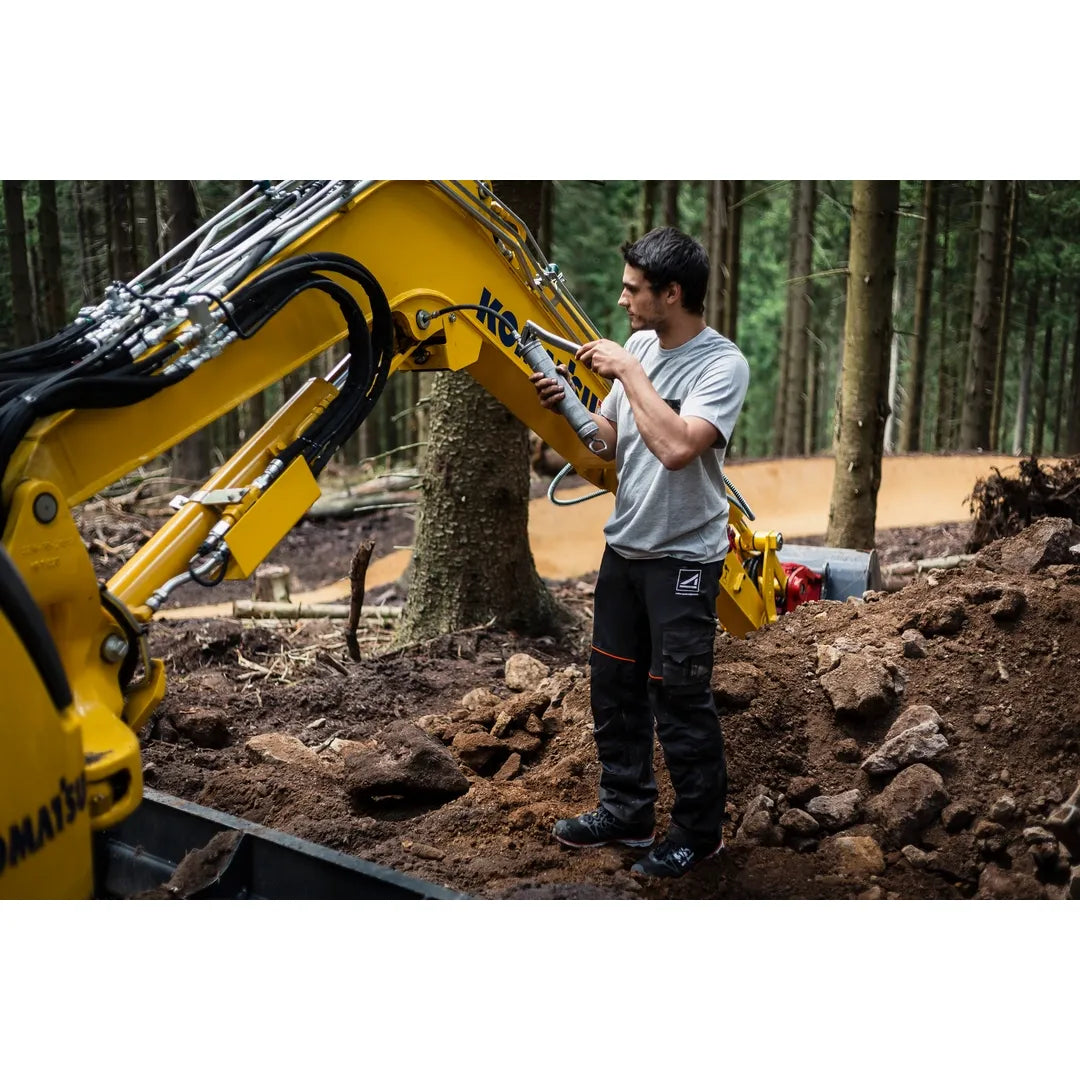 Helly Hansen Work Wear - Oberhof_HH_Matthias_Schwarz_Schneestern-1775 - Summer 2021-Action-Tradesman