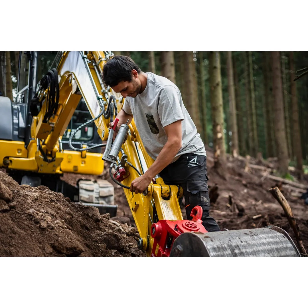Helly Hansen Work Wear - Oberhof_HH_Matthias_Schwarz_Schneestern-1761 - Summer 2021-Action-Tradesman