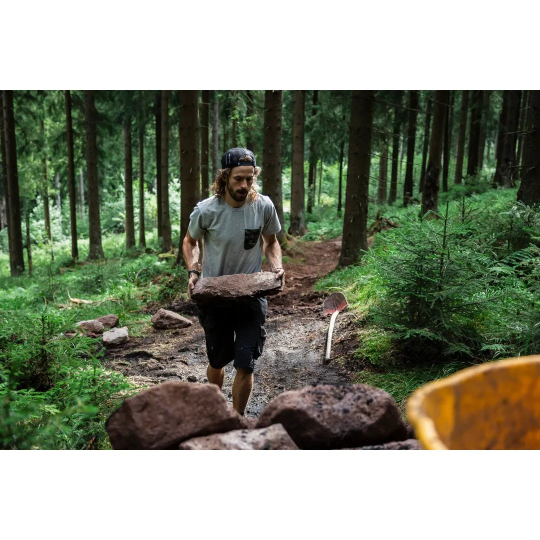 Helly Hansen Work Wear - Oberhof_HH_Matthias_Schwarz_Schneestern-1289 - Summer 2021-Action-Tradesman