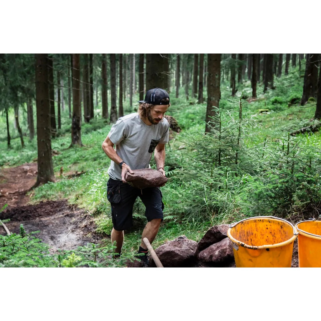 Helly Hansen Work Wear - Oberhof_HH_Matthias_Schwarz_Schneestern-1265 - Summer 2021-Action-Tradesman