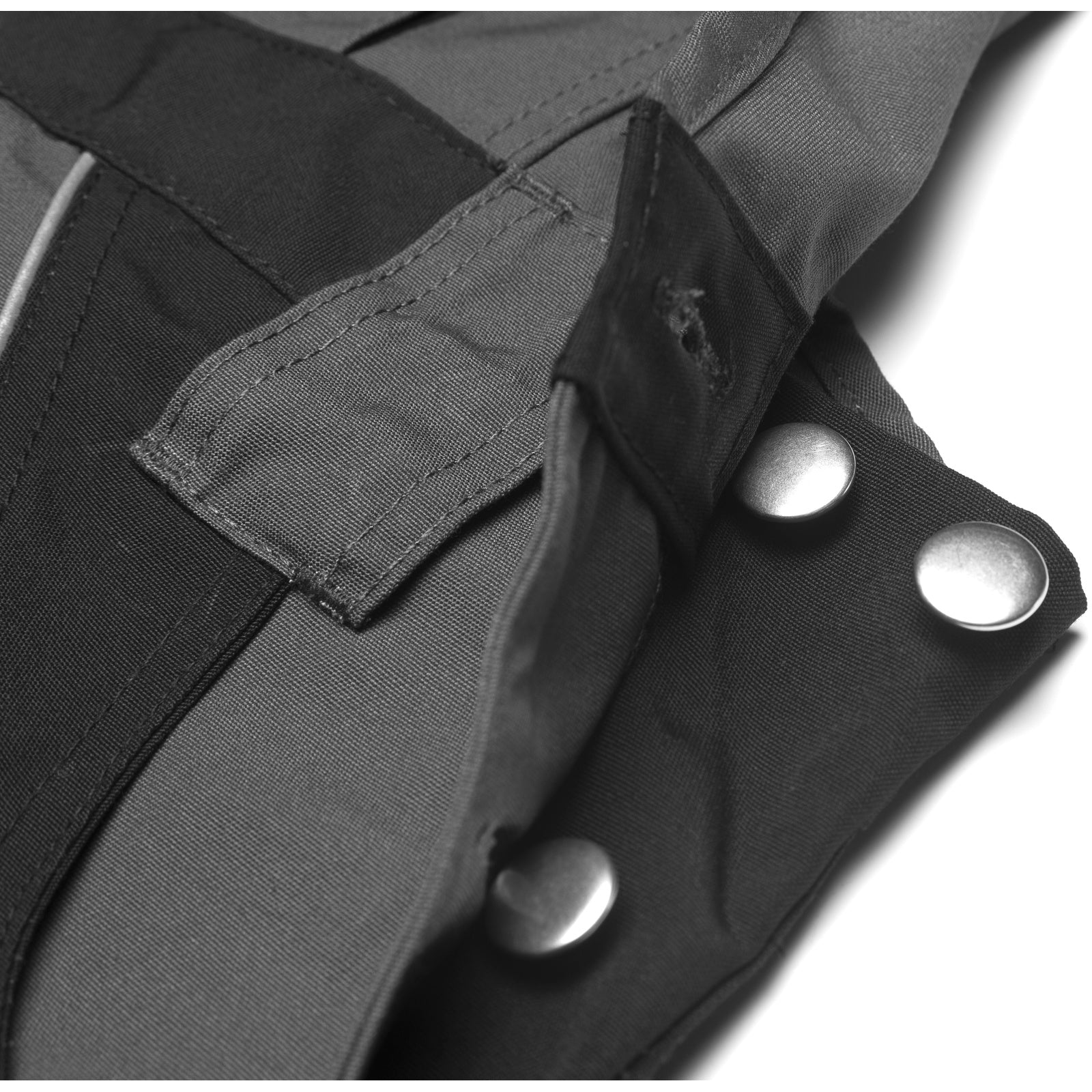 Planam Plaline Dungarees green/black - The option for adjusting the waistband ensures the perfect fit in all sizes.