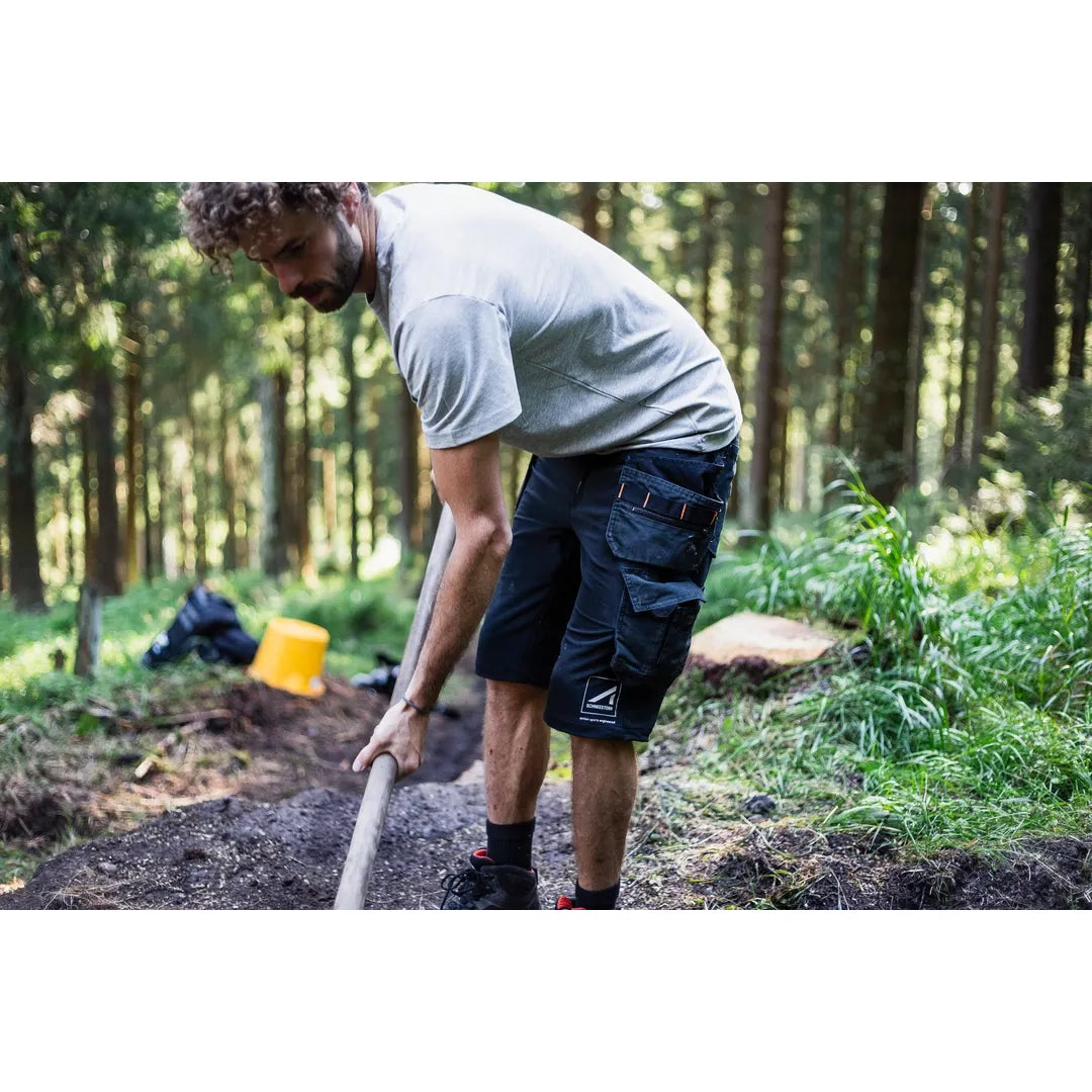 Helly Hansen Work Wear - Oberhof_HH_Matthias_Schwarz_Schneestern-1098 - Summer 2021-Action-Tradesman