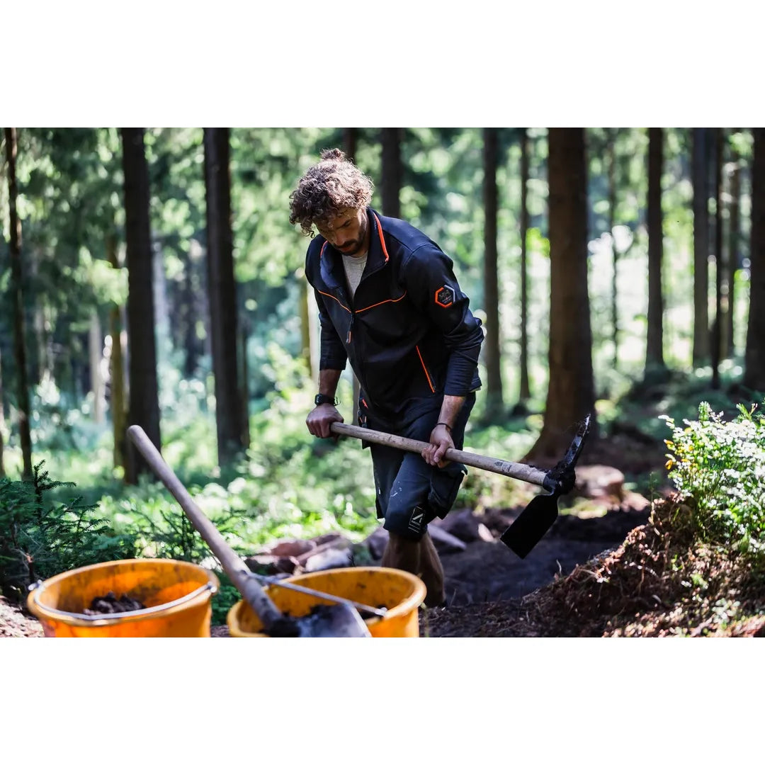 Helly Hansen Work Wear - Oberhof_HH_Matthias_Schwarz_Schneestern-1169 - Summer 2021-Action-Tradesman