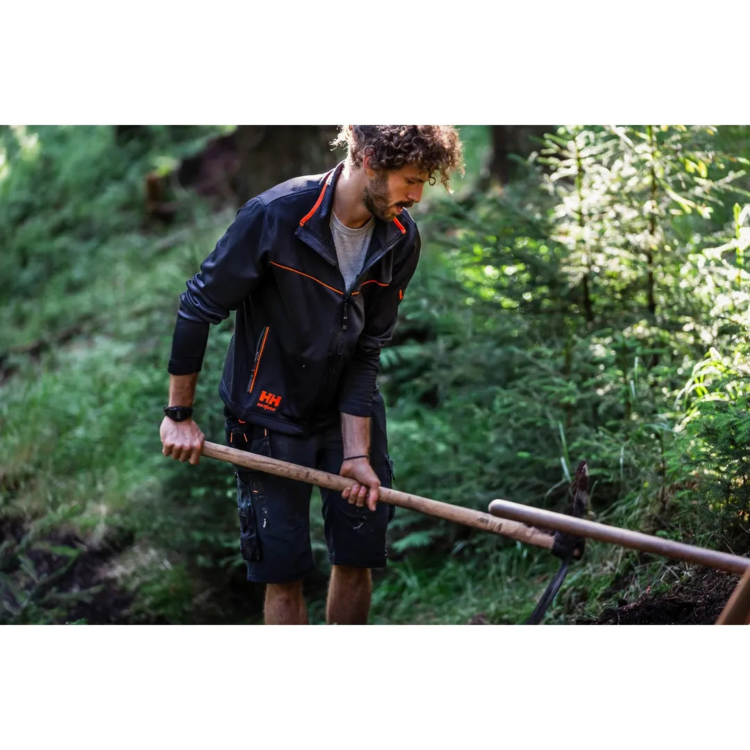 Helly Hansen Work Wear - Oberhof_HH_Matthias_Schwarz_Schneestern-1163 - Summer 2021-Action-Tradesman